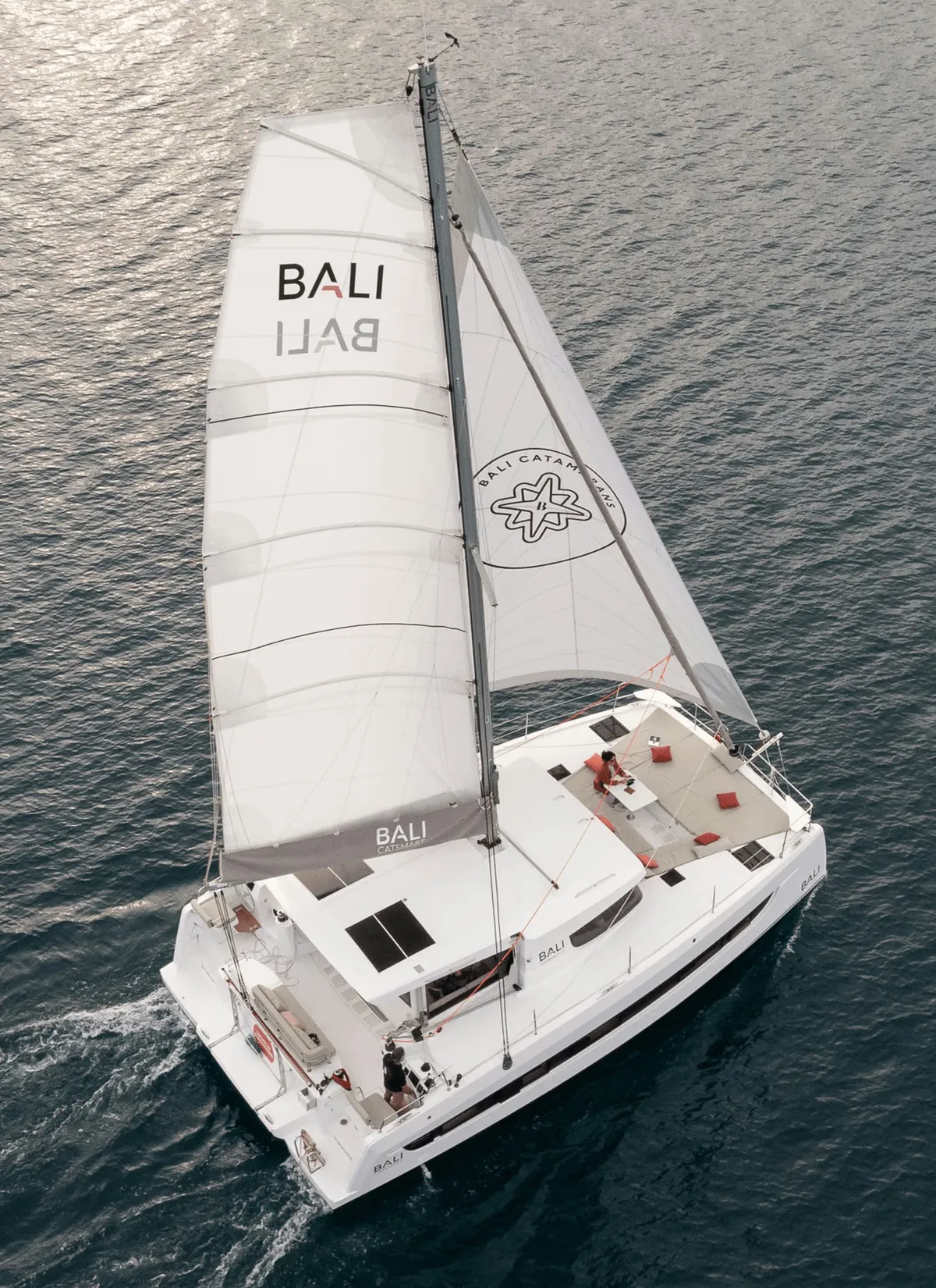 Bali Catamarans CATSMART: Catamaran met zeilen op zee