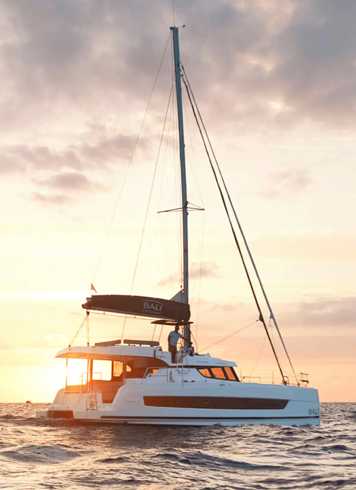 Bali Catamarans CATSPACE: Catamaran op zee bij zonsondergang