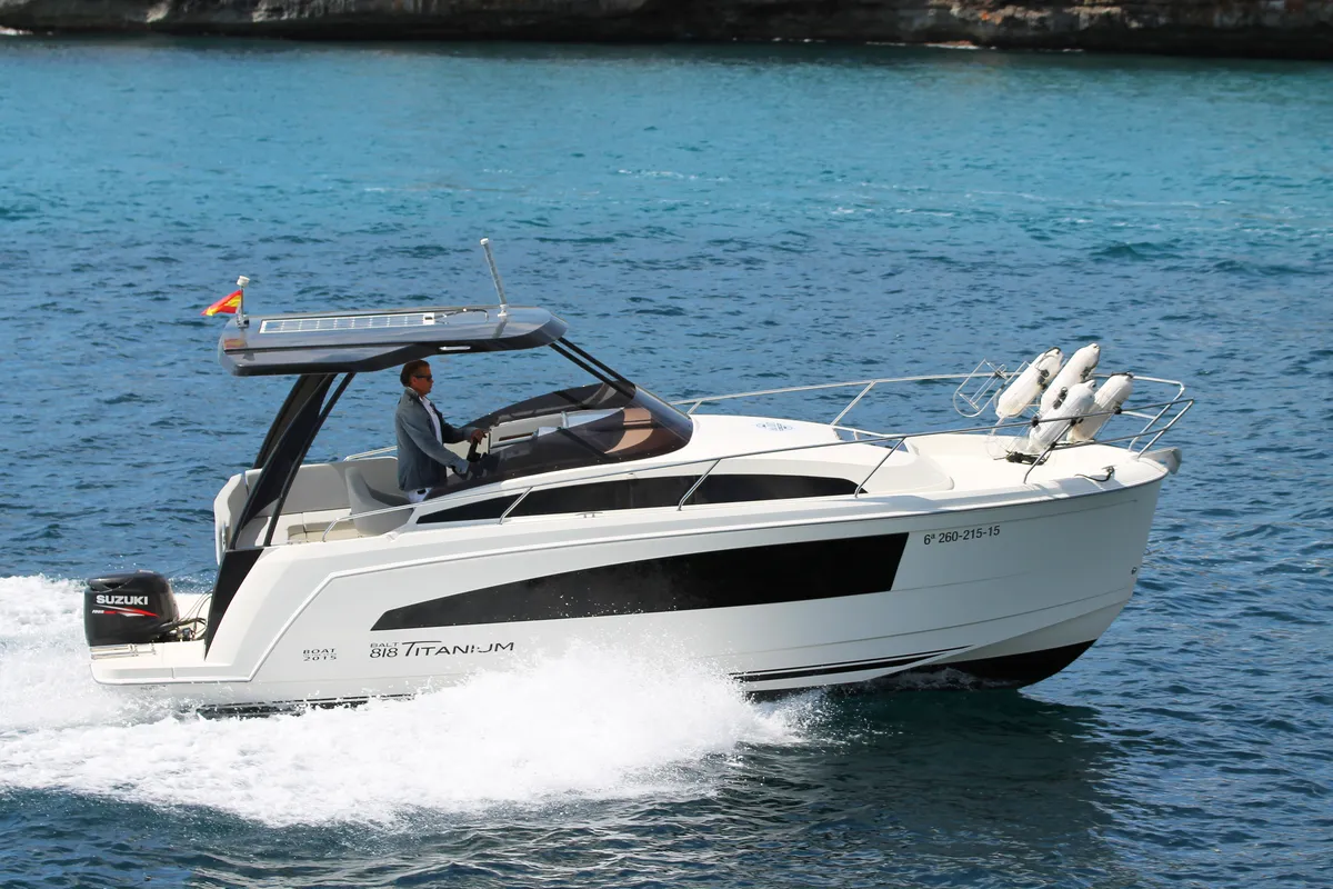 Balt Yacht Balt 818 Titanium: Boot varend op zee