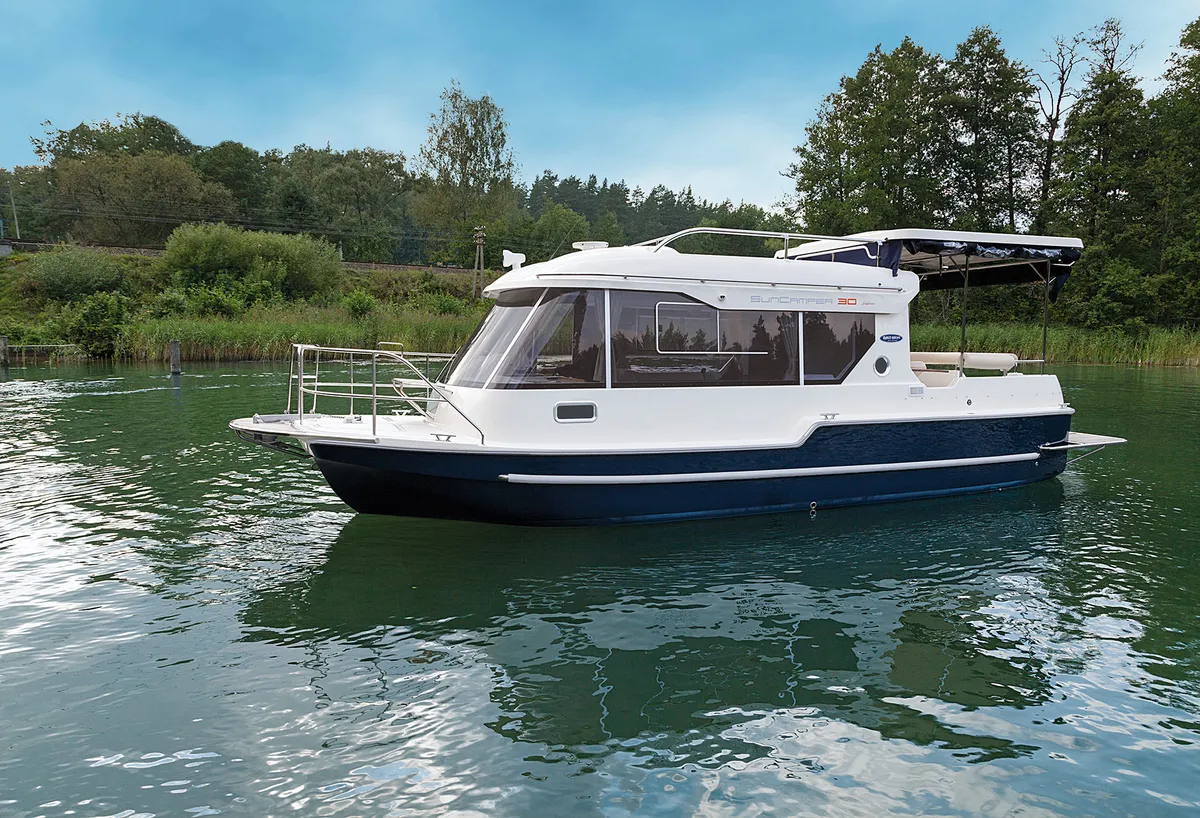 Balt Yacht Sun Camper 30 Lux: Boot varend op rivier