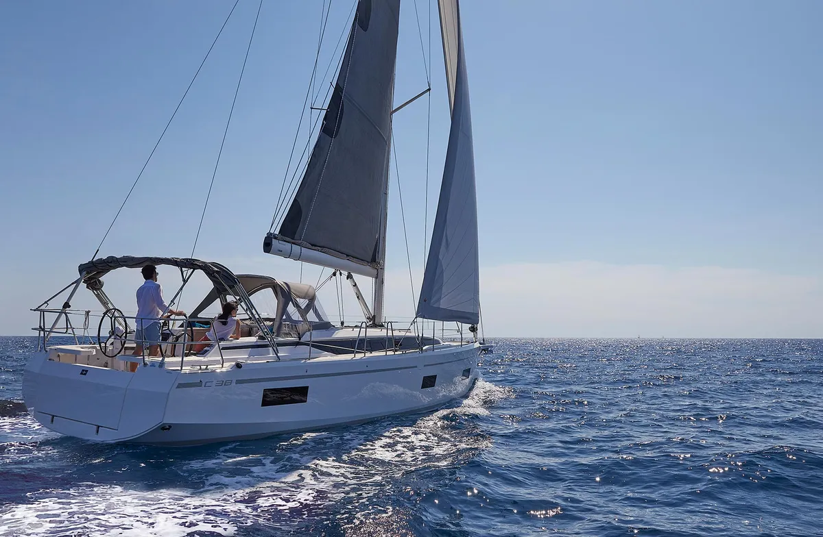 Bavaria C38 eLINE: Zeiljacht varend op zee