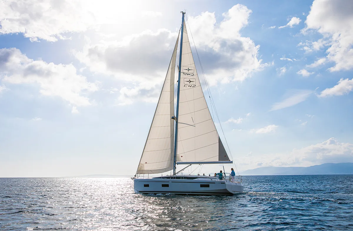 Bavaria C42: Zeilboot varend op zee