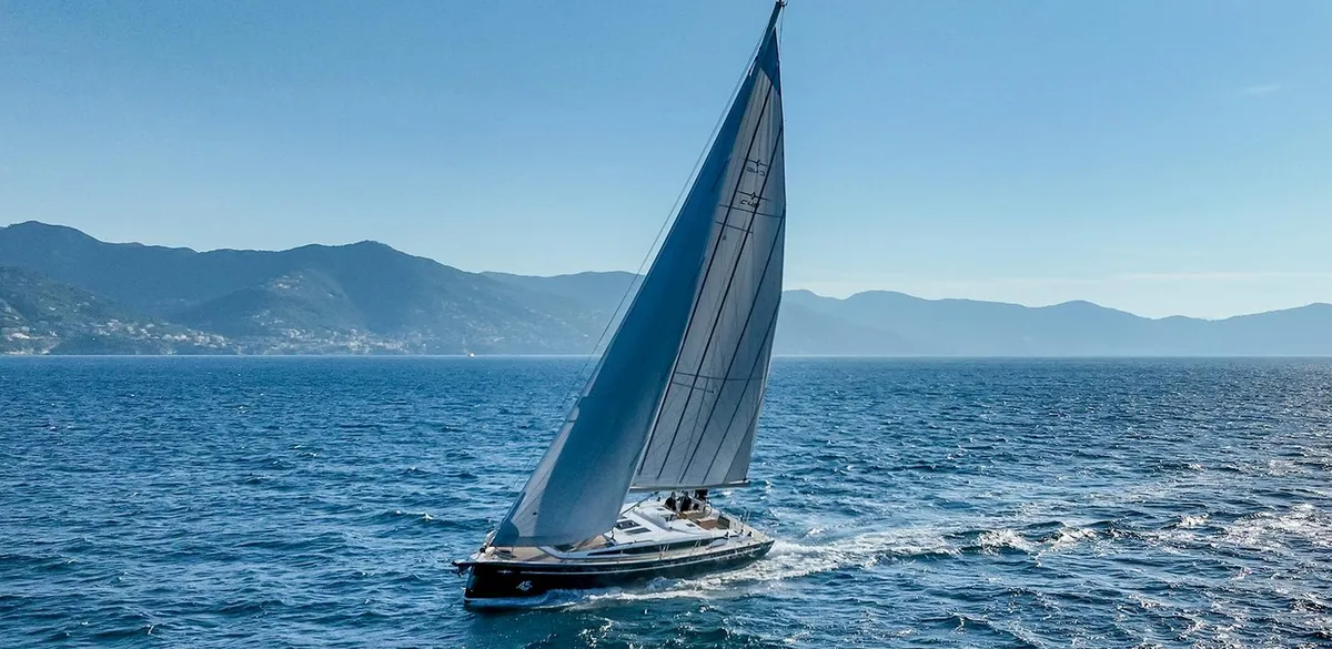 Bavaria C46: Zeilboot varend op zee