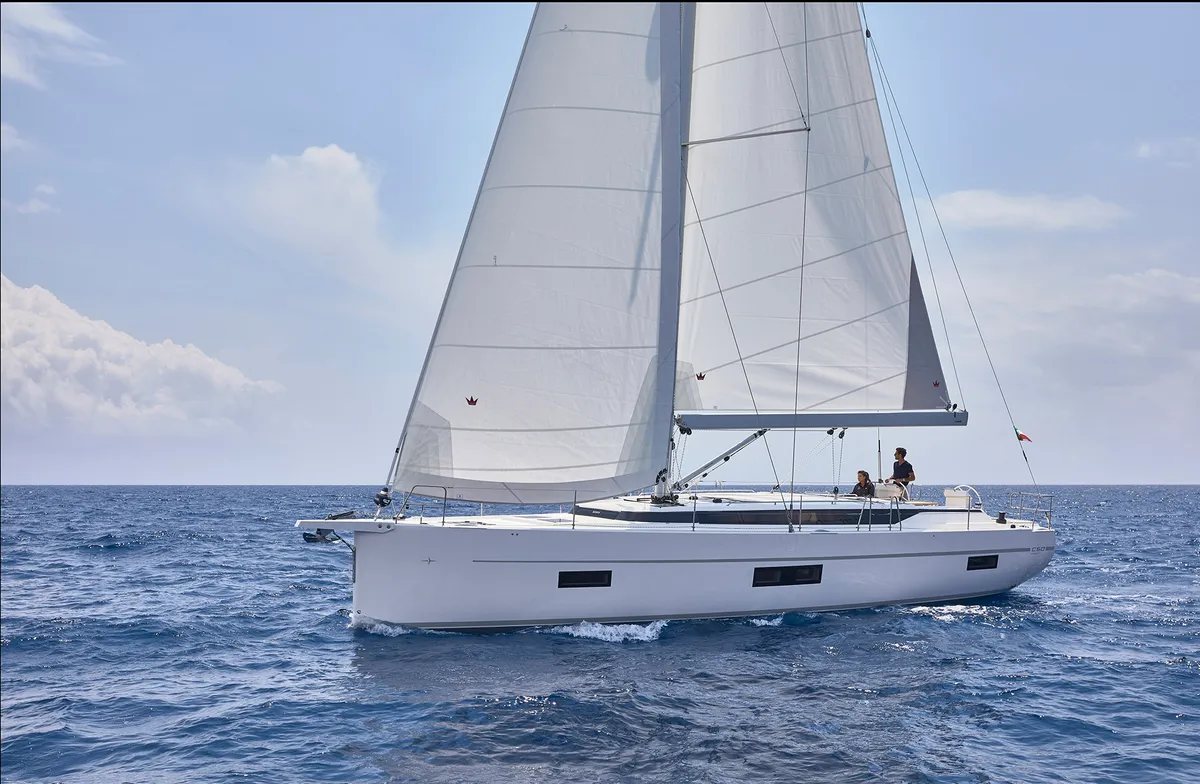 Bavaria C50: Zeilboot varend op zee