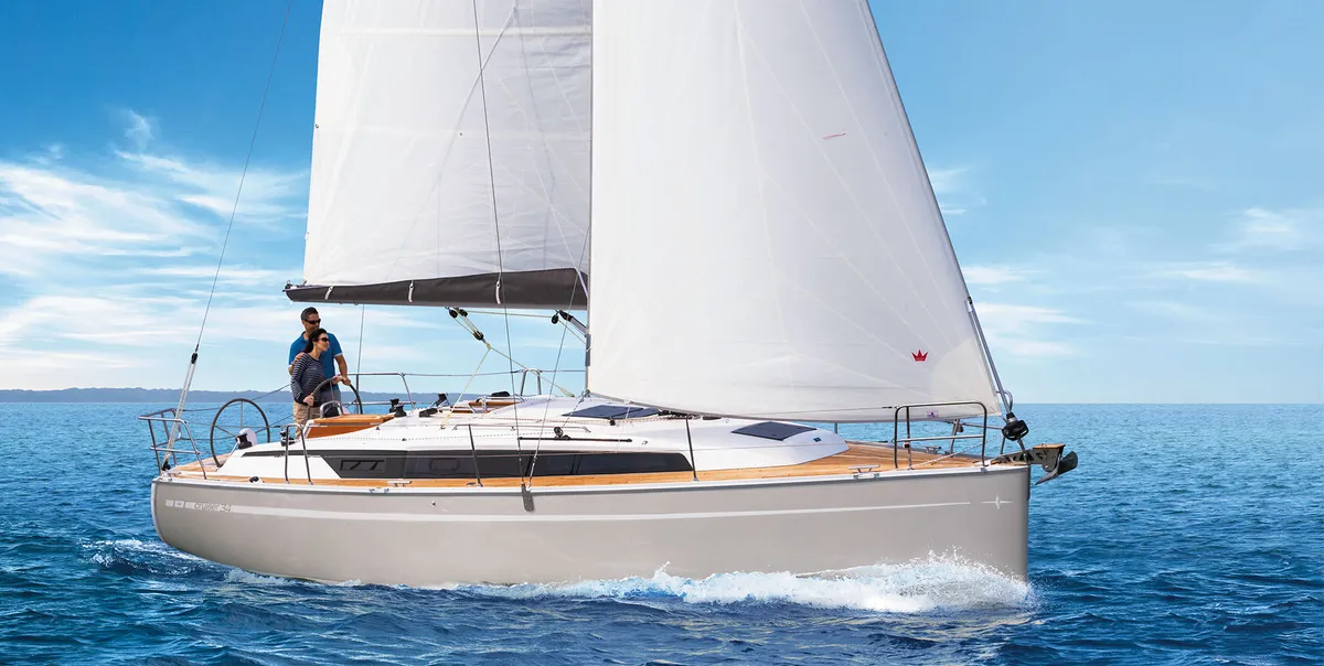 Bavaria CRUISER 34: Zeilboot varend op zee