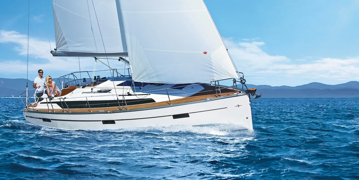 Bavaria CRUISER 37: Zeilboot varend op zee