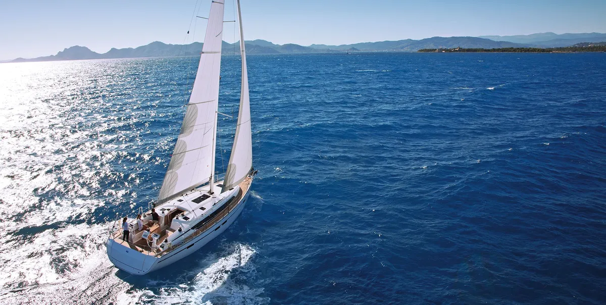 Bavaria CRUISER 46: Zeilboot vaart op zee