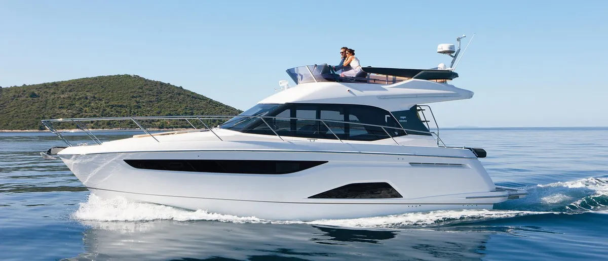 Bavaria R40: Witte motorboot varend op zee