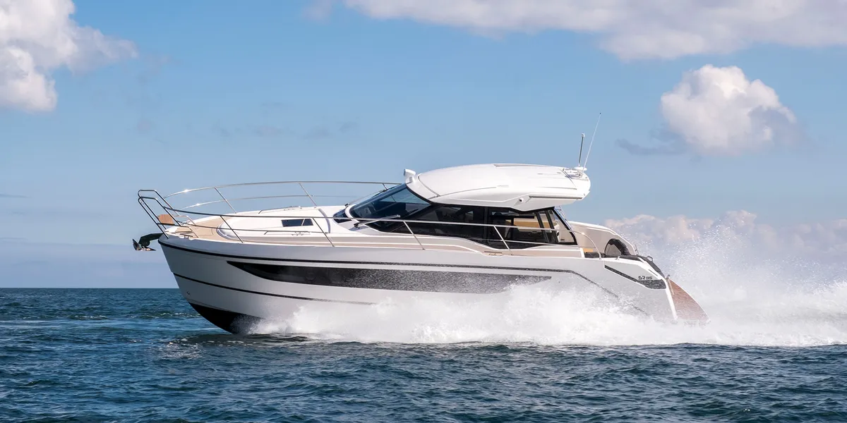 Bavaria SR35: Boot varend op zee met spatwater