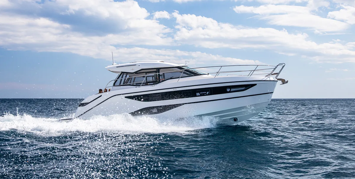 Bavaria SR38: Witte motorboot varend op zee