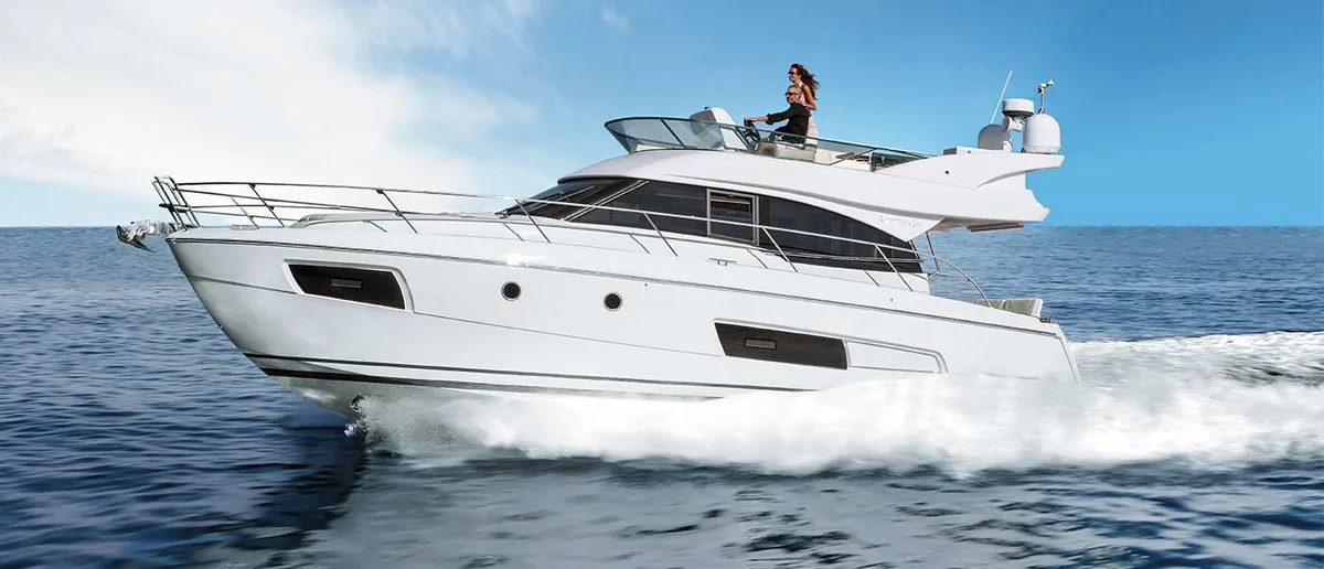 Bavaria VIRTESS 420: Boot varend op zee
