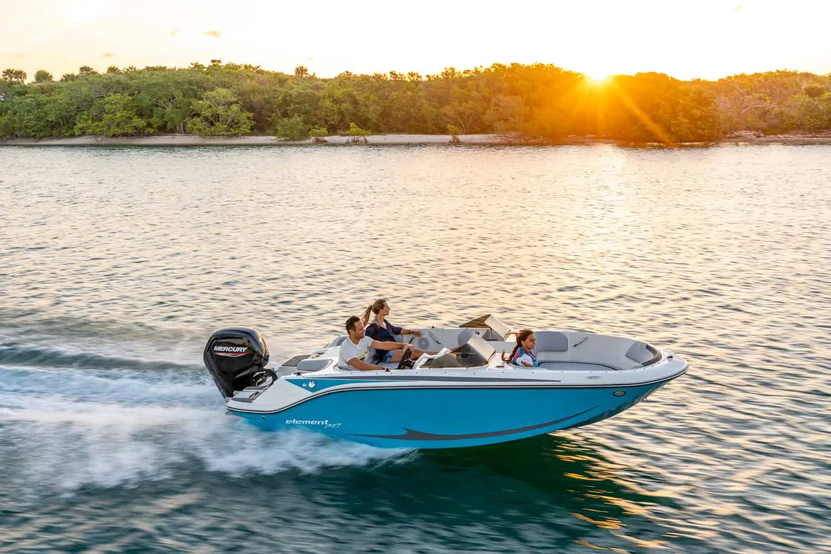 Bayliner M17: Boot varend bij zonsondergang