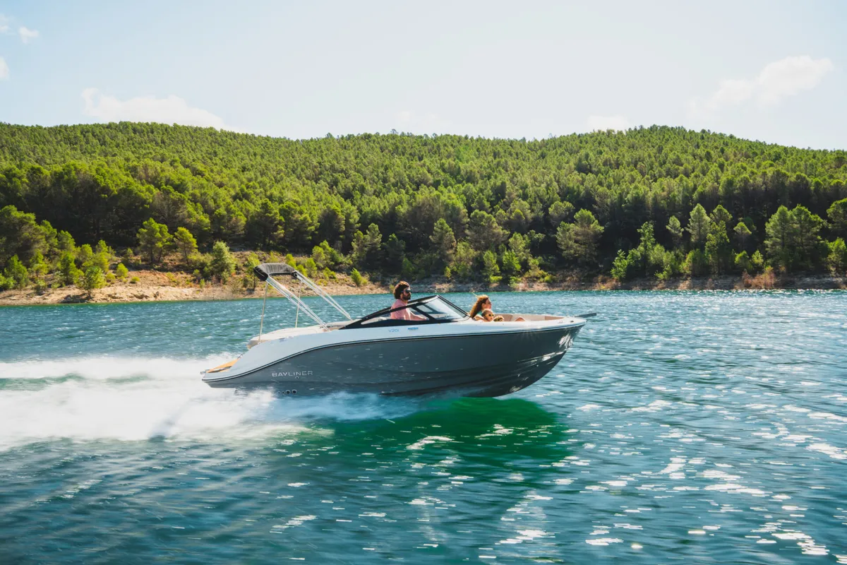 Bayliner V20i: Boot varend op meer