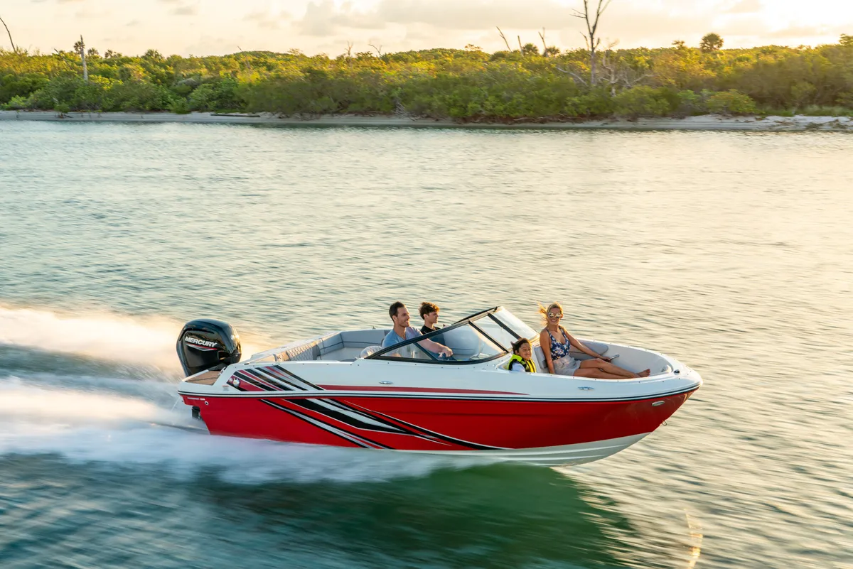Bayliner VR4 Outboard: Speedboot met gezin varend