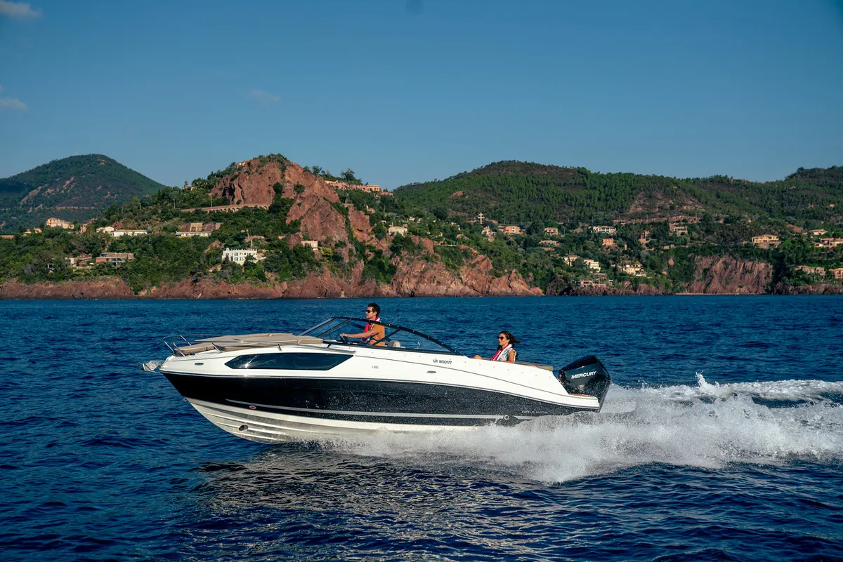 Bayliner VR6 Cuddy: Boot varend op zee