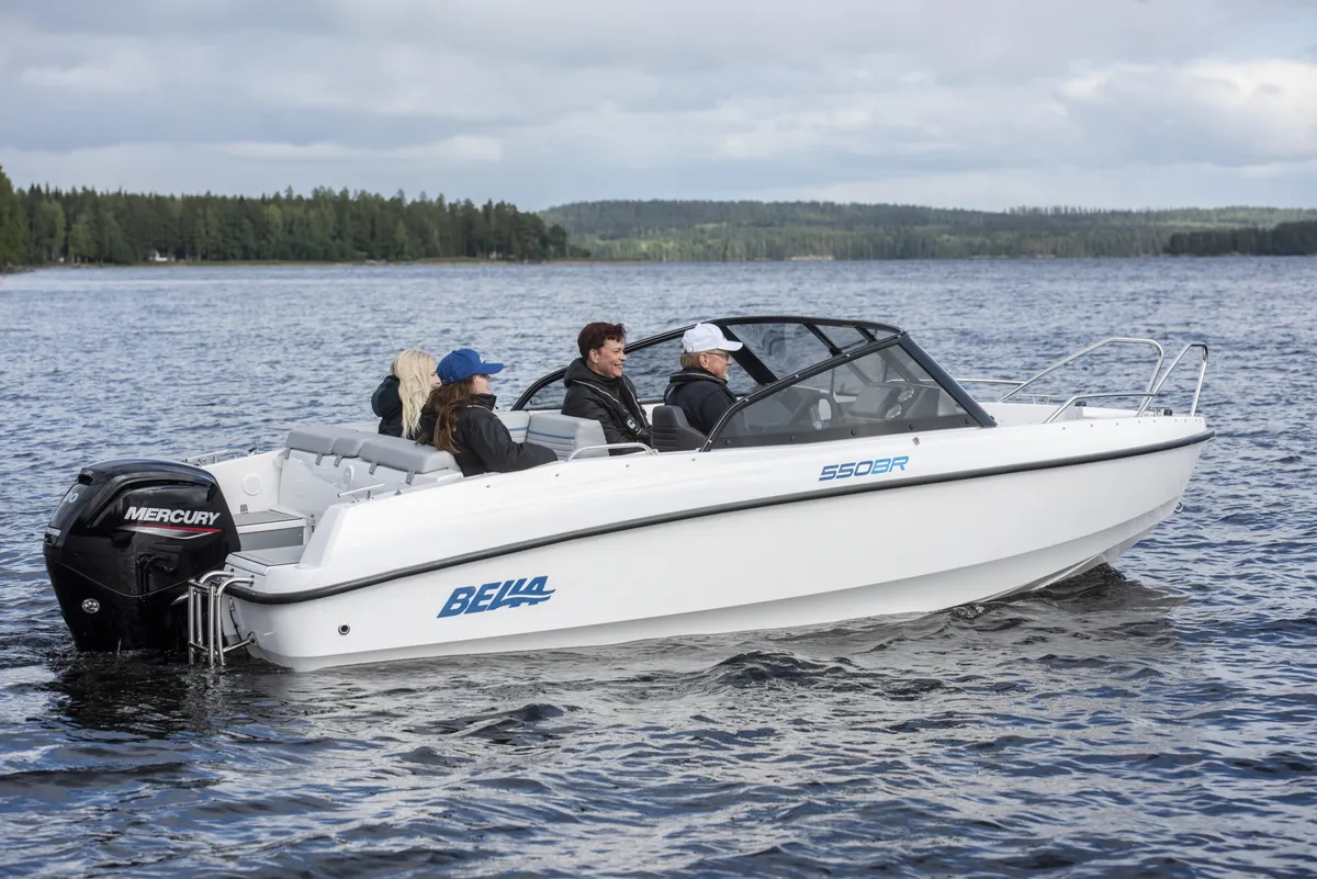 Bella Boats 550 BR: Boot met passagiers vaart op meer
