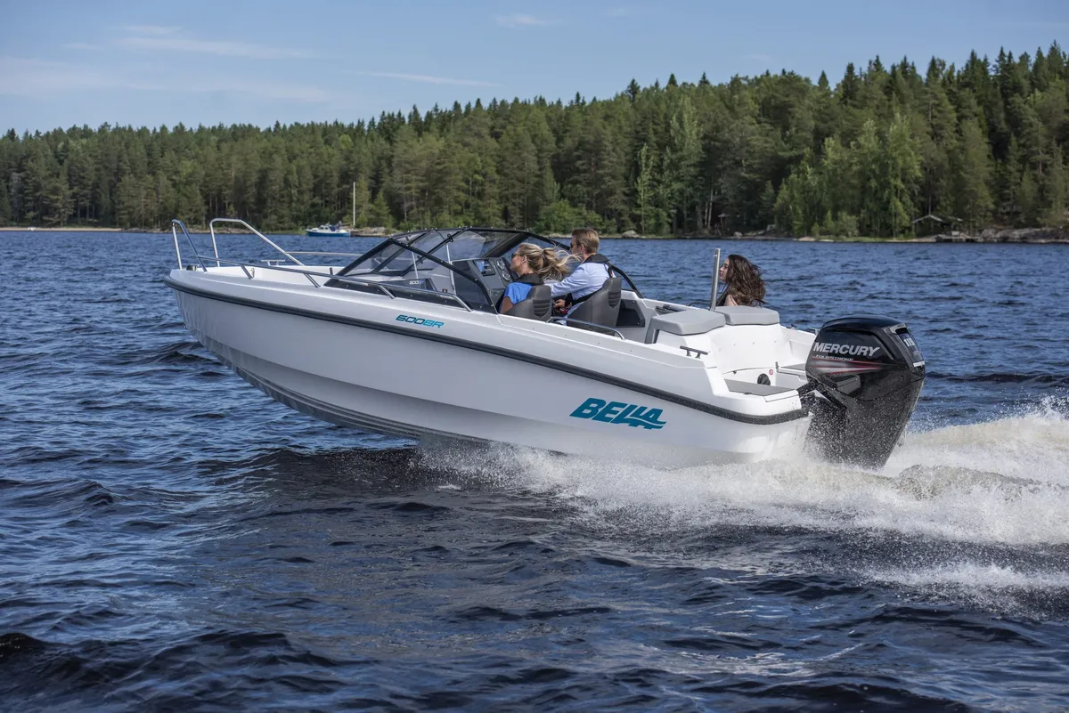 Bella Boats 600 BR: Boot varend op water