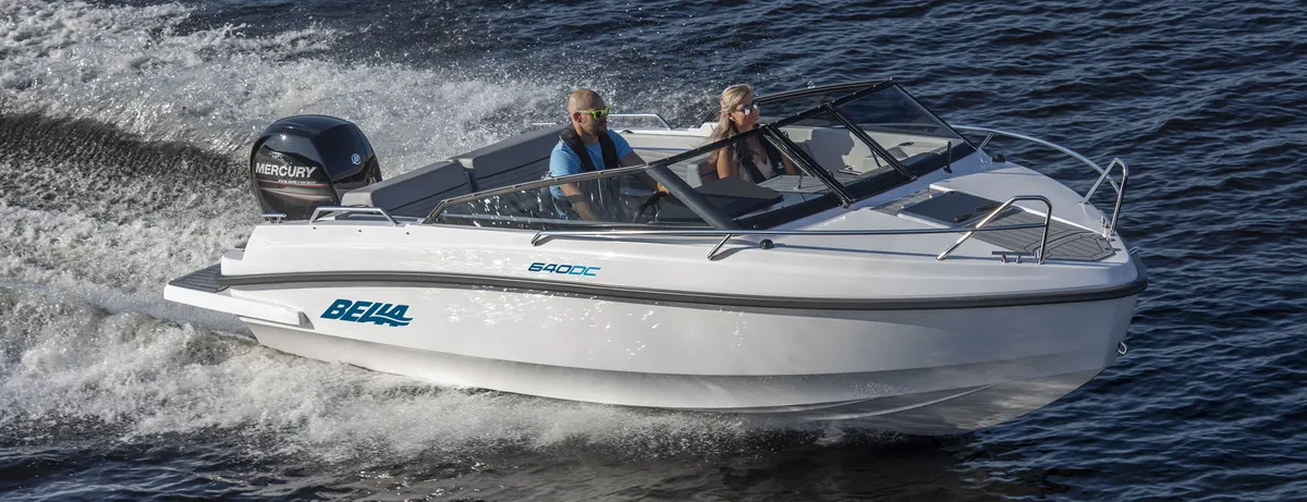 Bella Boats 640 DC: Boot varend op water