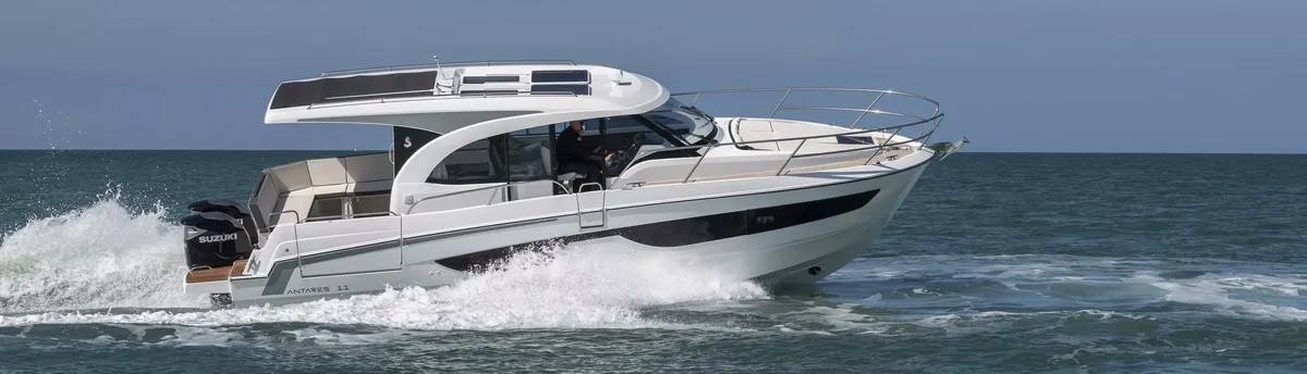 Beneteau Antares 11 Coupe: Boot varend op zee