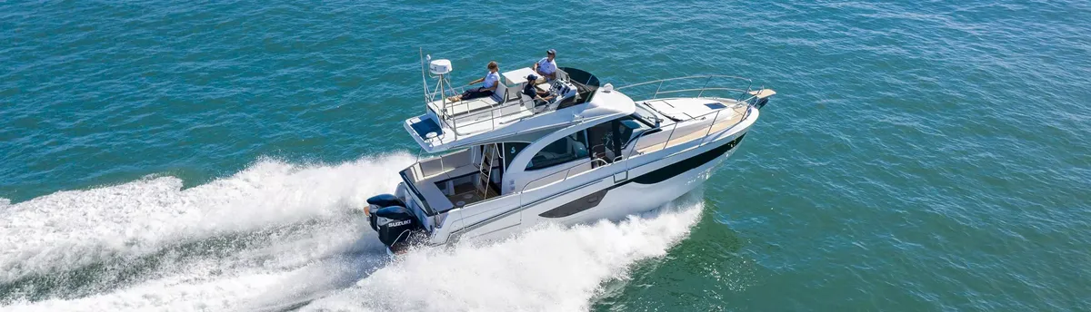 Beneteau Antares 11 Fly: Boot varend op zee met passagiers
