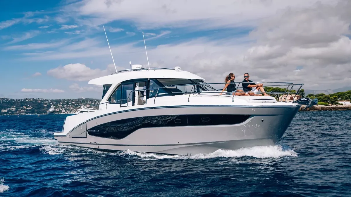 Beneteau Antares 12 Coupe: Boot varend op zee