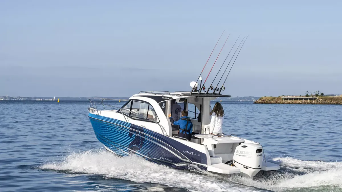Beneteau Antares 7 Fishing: Boot varend op zee