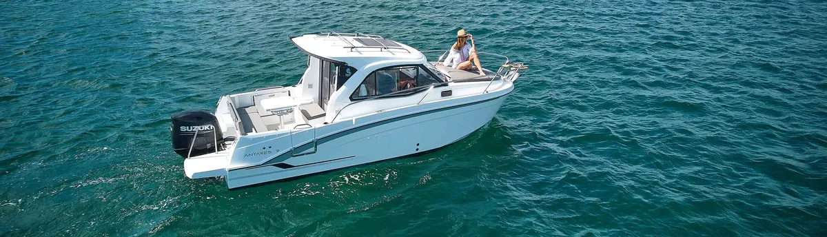 Beneteau Antares 7: Boot varend op zee met vrouw