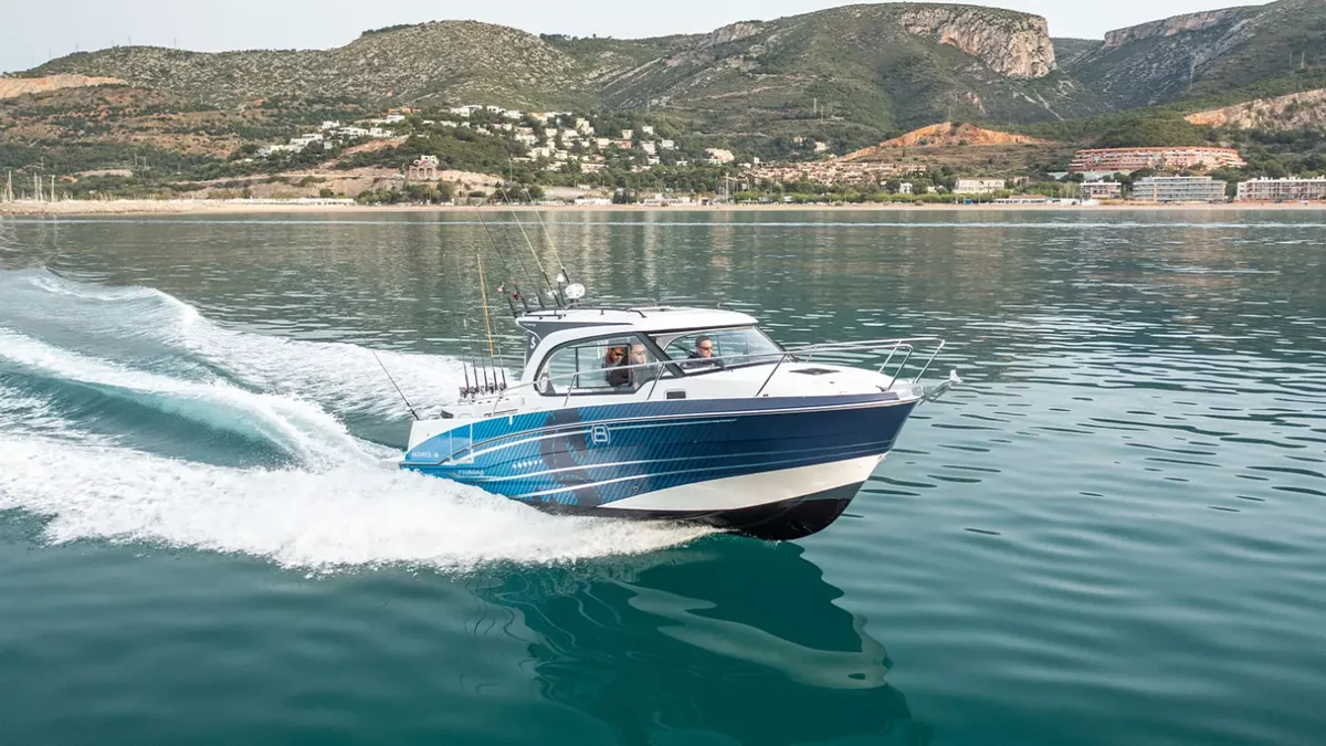Beneteau Antares 8 Fishing: Boot varend op zee