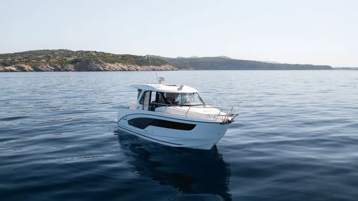 Beneteau Antares 9: Motorboot varend op zee