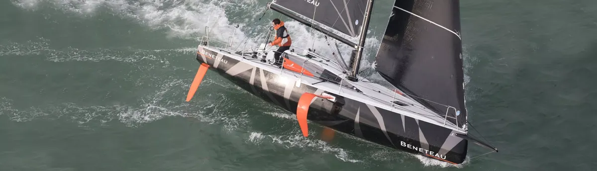 Beneteau Figaro 3: Zeilboot varend op zee