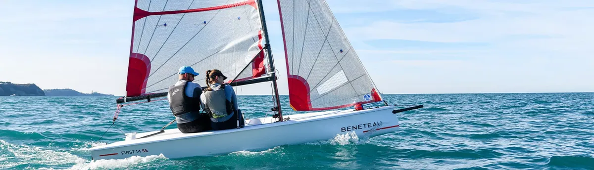Beneteau First 14 SE: Zeilboot met bemanning op zee