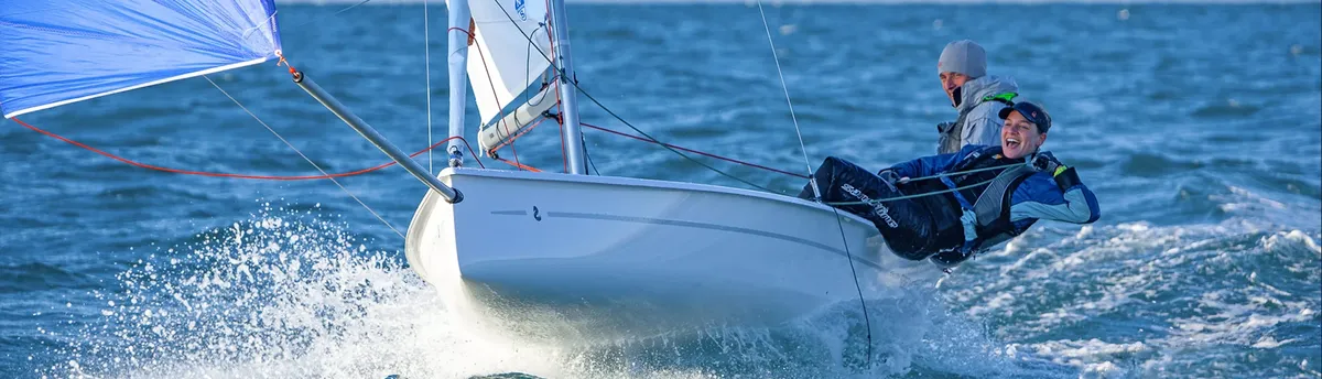 Beneteau First 14: Zeilboot met opvarenden op zee
