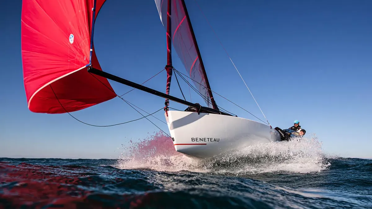 Beneteau First 18 SE: Zeilboot vaart snel over zee