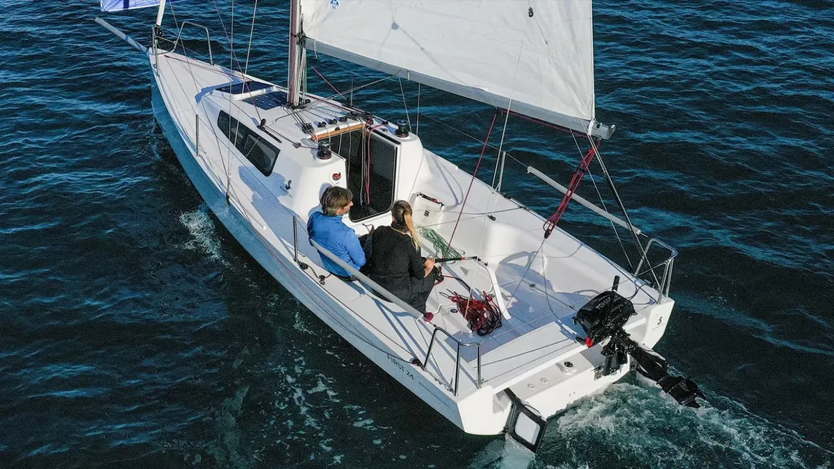 Beneteau First 24: Zeilboot varend op water