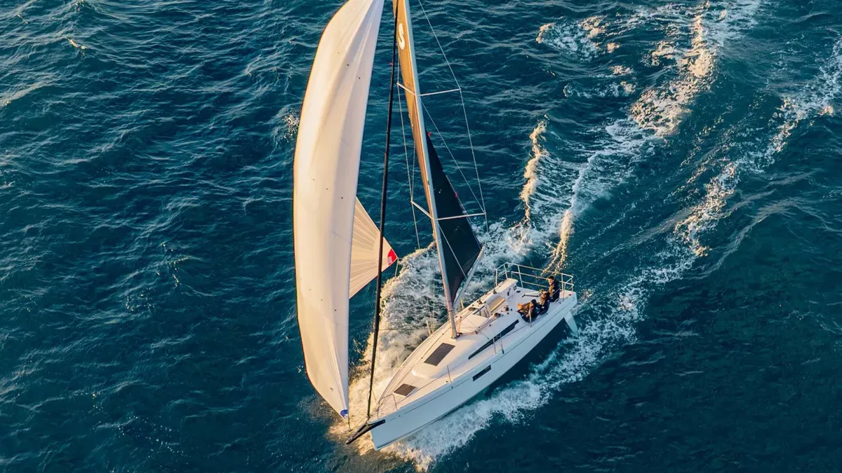 Beneteau First 30: Zeilboot varend op zee