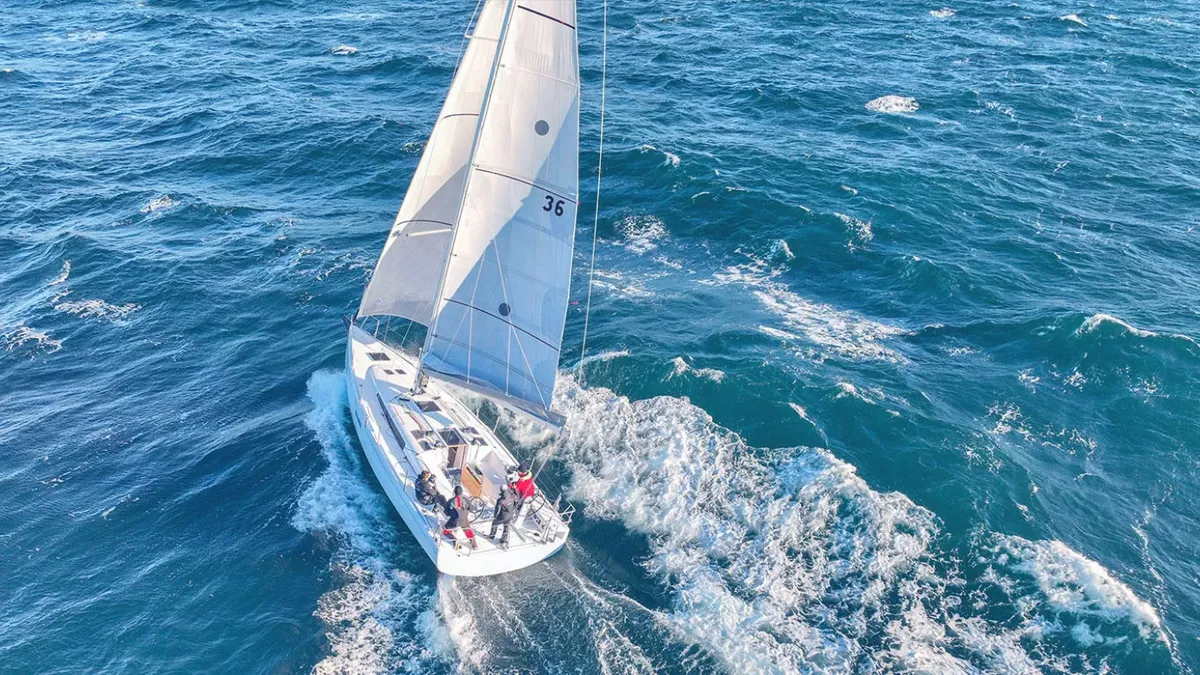 Beneteau First 36: Zeilboot varend op zee