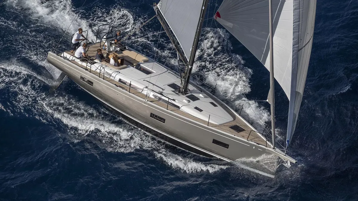 Beneteau First 44: Zeilboot varend op zee