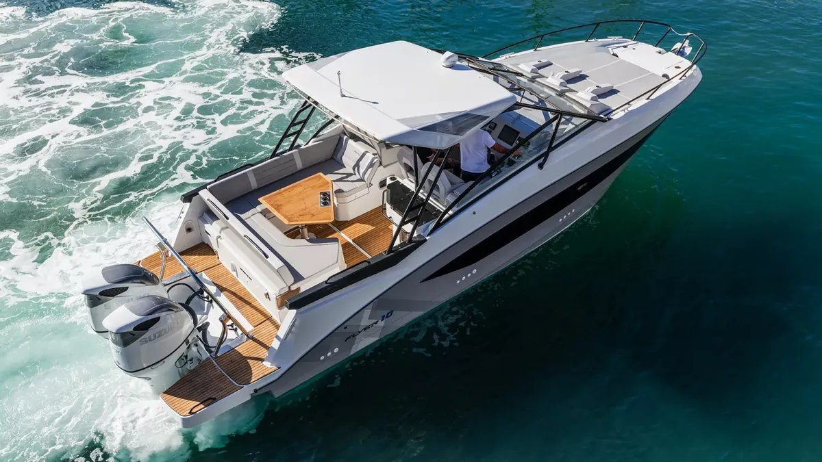 Beneteau Flyer 10: Boot varend op zee