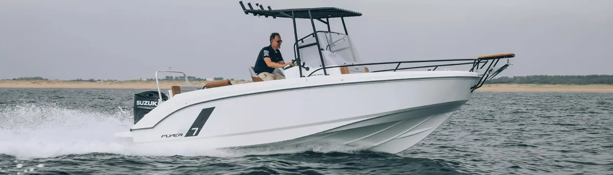 Beneteau Flyer 7 SPACEdeck: Boot varend op zee