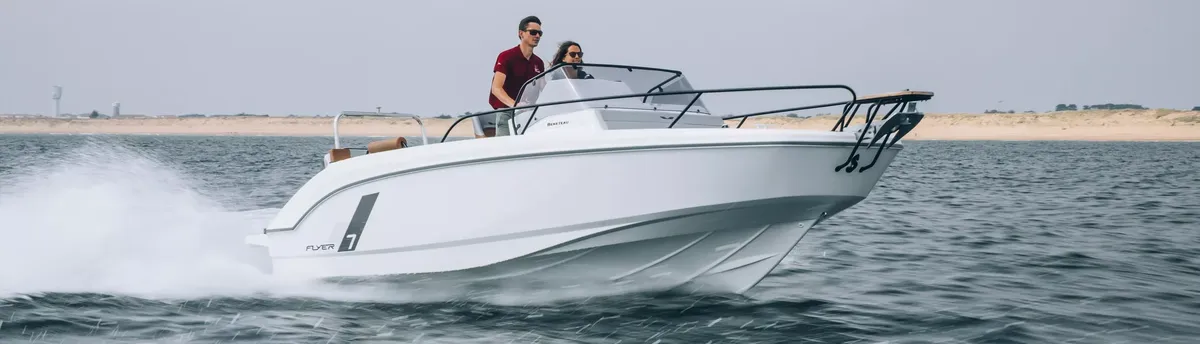 Beneteau Flyer 7 SUNdeck: Boot varend op zee
