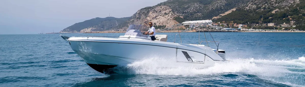 Beneteau Flyer 9 SPACEdeck: Boot varend op zee