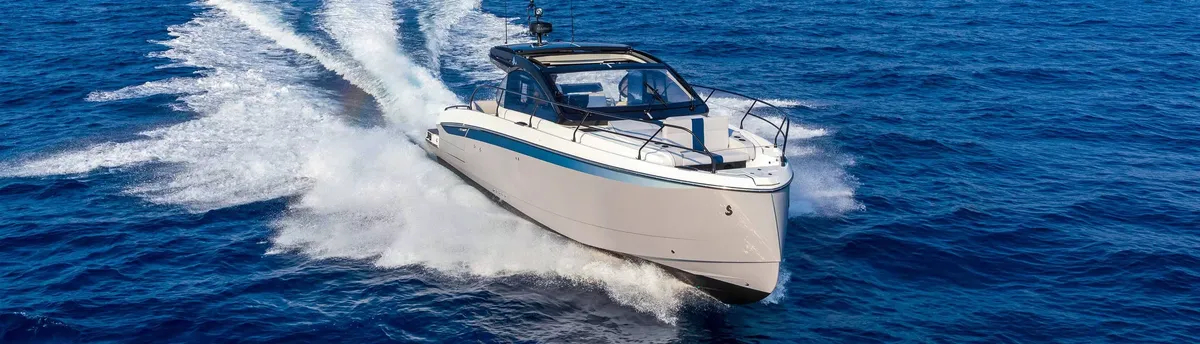 Beneteau Gran Turismo 40: Boot varend op zee met kielzog