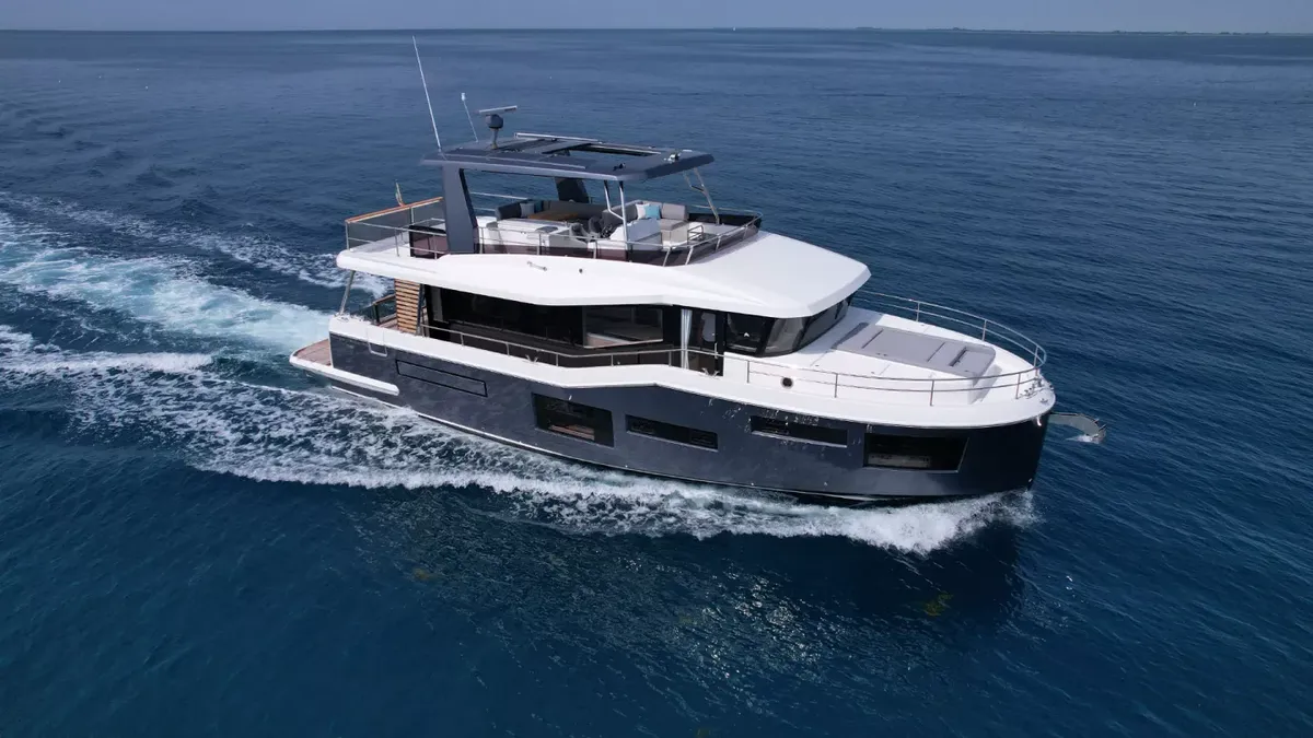 Beneteau Grand Trawler 63: Boot varend op zee