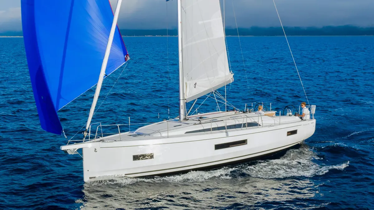 Beneteau Oceanis 40.1: Zeilboot varend op zee