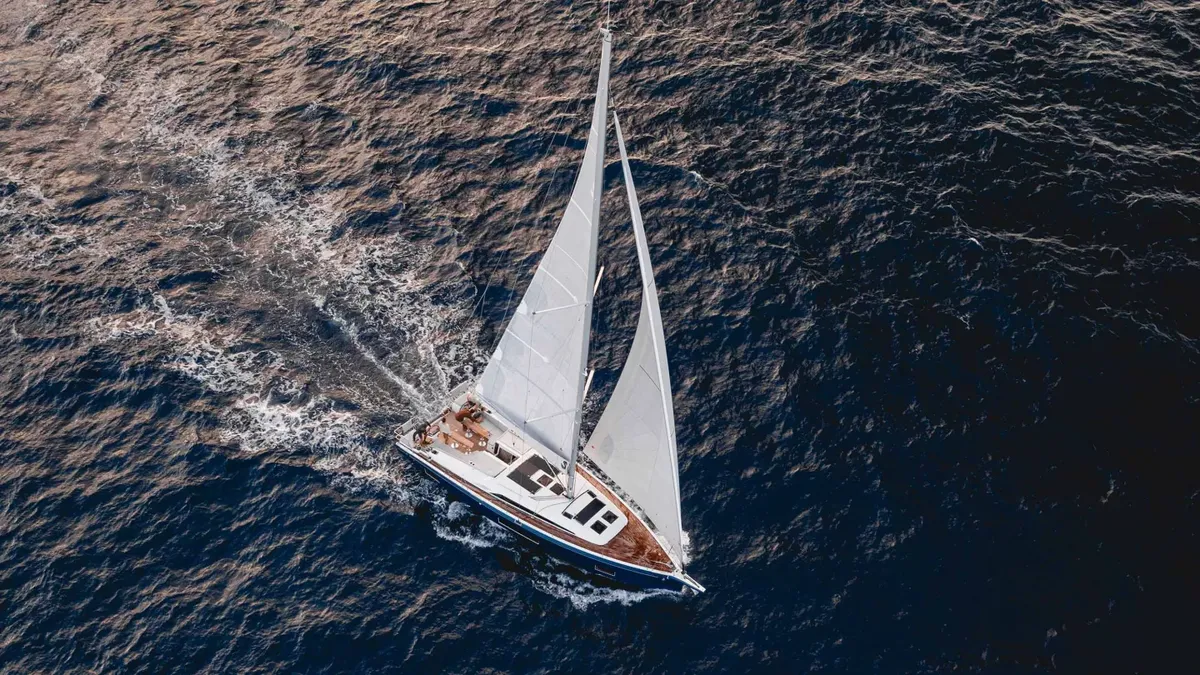 Beneteau Oceanis 47: Zeilboot varend op zee