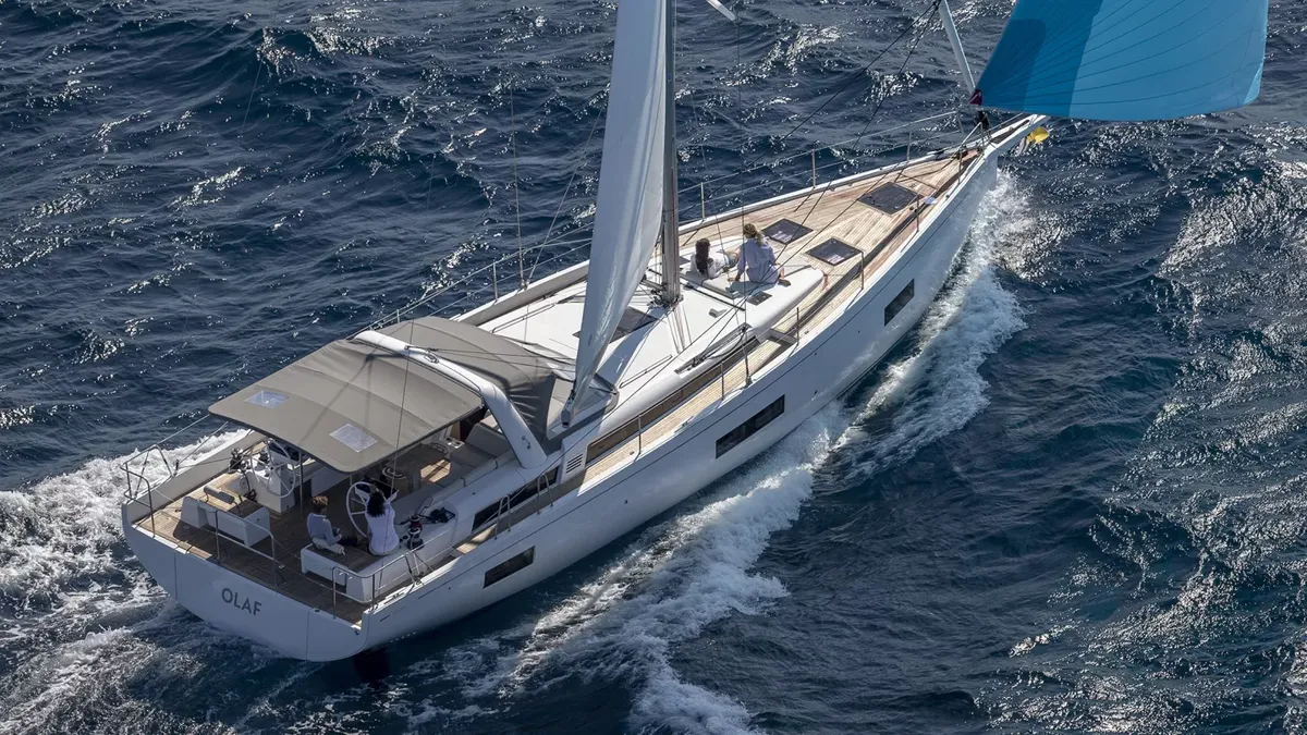 Beneteau Oceanis Yacht 54: Zeilboot varend op zee