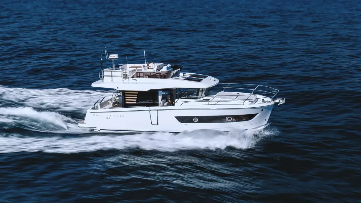 Beneteau Swift Trawler 37 Fly: Boot varend op zee