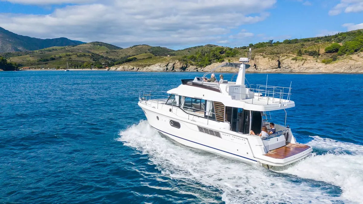 Beneteau Swift Trawler 41 Fly: Boot varend op zee