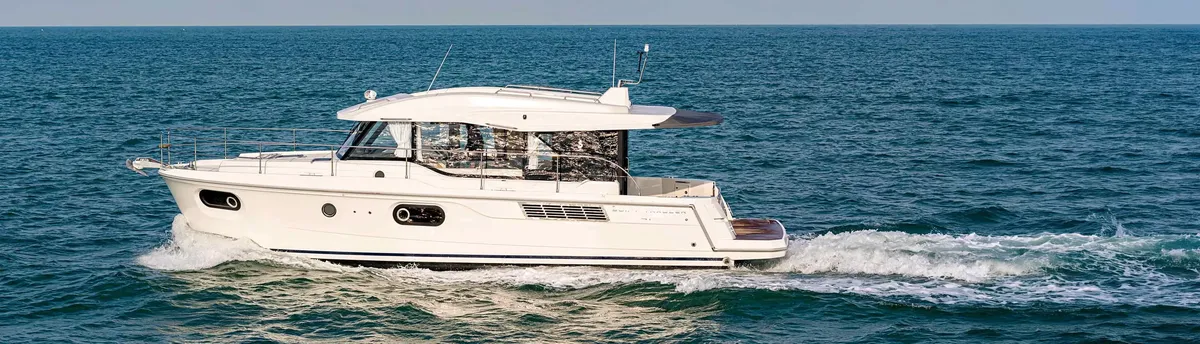 Beneteau Swift Trawler 41 Sedan: Witte motorboot varend op zee