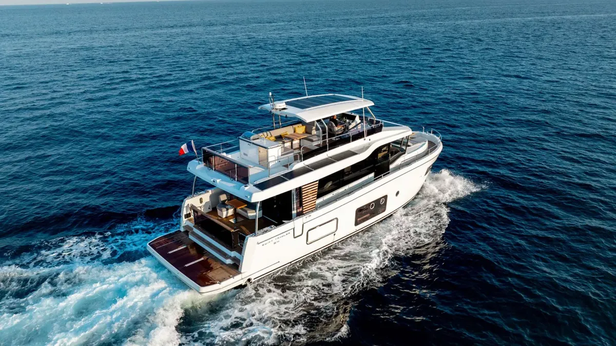 Beneteau Swift Trawler 54: Boot varend op zee